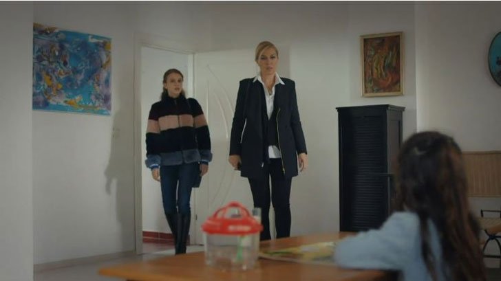 Foto em Cahide entra em choque ao ver Turna na casa de Zeynep