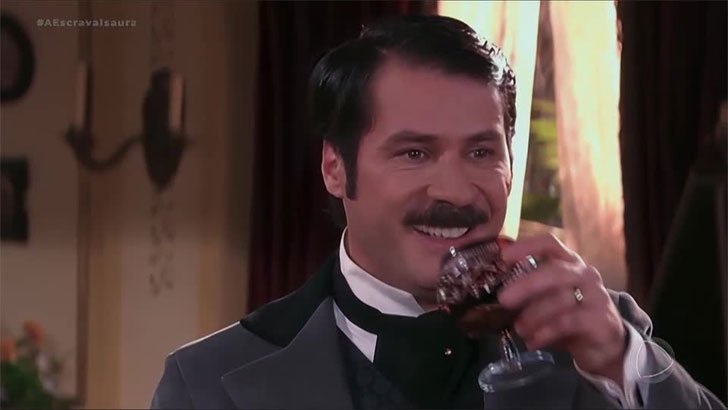 (Foto: Record/A Escrava Isaura) Foto em A Escrava Isaura: Tomásia empurra Leôncio da escada