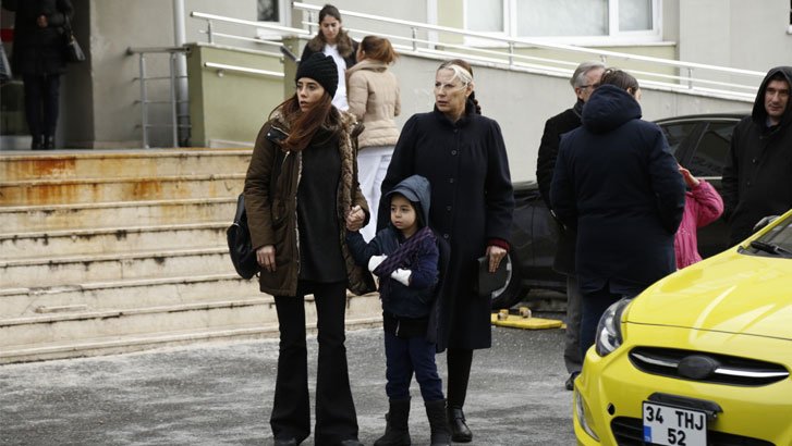 Foto em Mãe: Melek se machuca e Zeynep entra em desespero