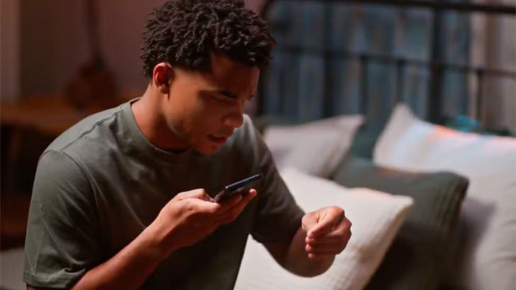 Foto em Dona de Mim: Samuel e Jaques brigam e celular de Ricardo é quebrado