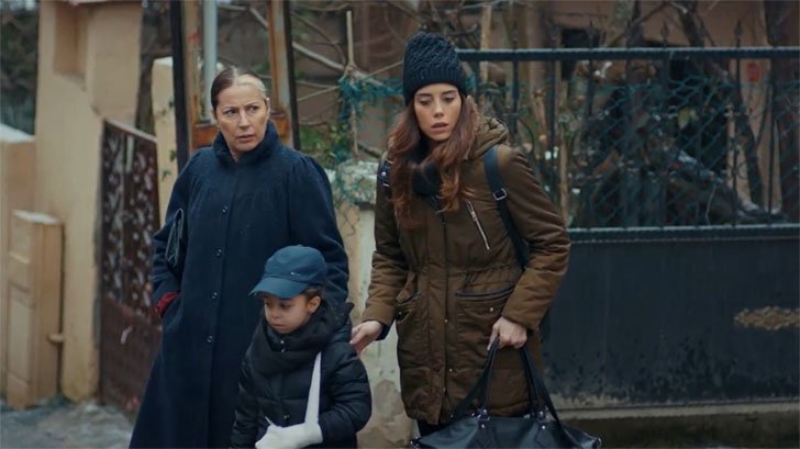 (Foto: Record TV/Mãe) Foto em Novela Mãe: Gonul tenta fuga com Zeynep e Turna