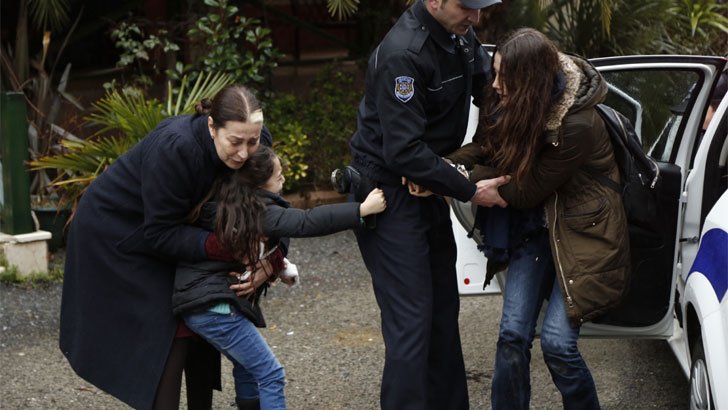 (Foto: Record TV/Mãe) Foto em Mãe: Turna se desespera ao ver a mãe algemada