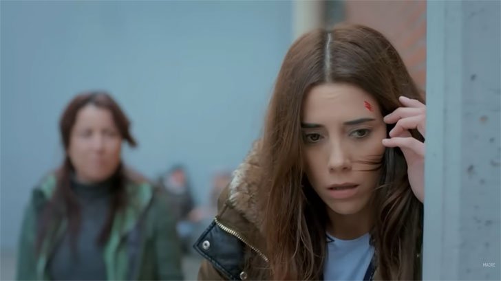 (Foto: Reprodução/Record/Mãe) Mãe: Zeynep é agredida na prisão