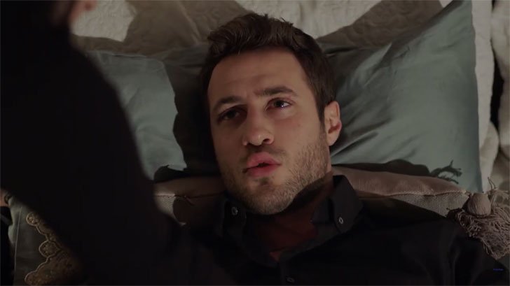 (Foto: Reprodução/Band/Cruel Istambul) Foto em Cruel Istambul: Cenk se declara para Cemre