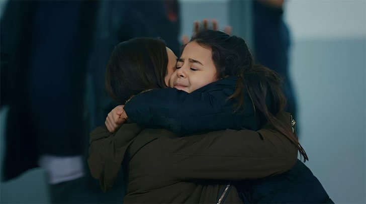 Foto em Esta noite em Mãe: Melek surpreende Zeynep com visita no presídio