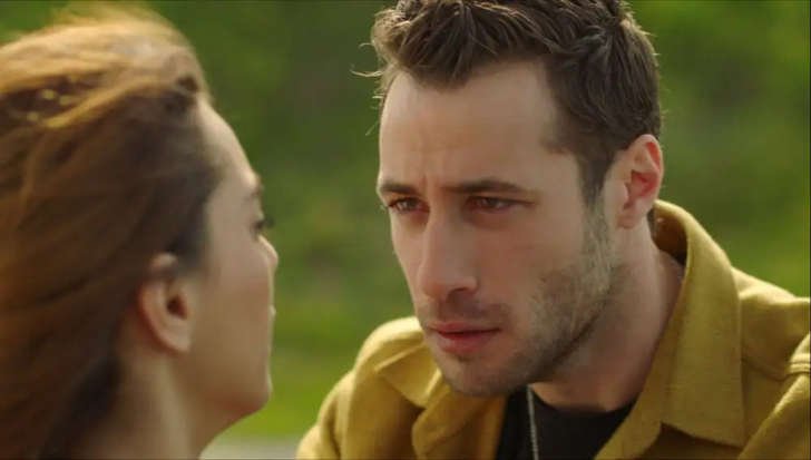 Foto em Cruel Istambul: Cenk e Cemre, Ceren e Nedim, no mesmo voo