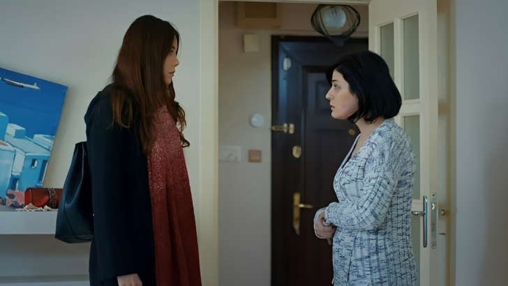 Foto em Mãe: Zeynep grava conversa com Sule e leva a denúncia à polícia 