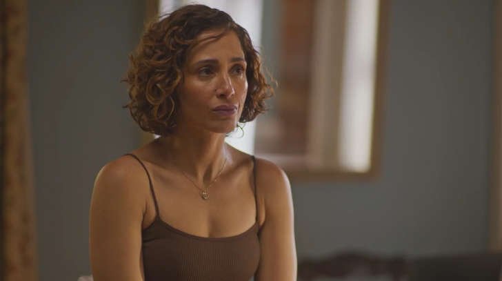 Foto em Dona de Mim: Sofia descobre barriga falsa de Ellen