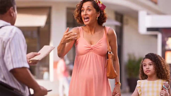 Foto em Dona de Mim: Ellen leva Sofia para aplicar golpe com ela na rua