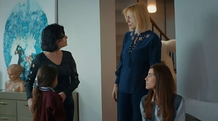 Foto em Mãe: Para proteger Melek, Zeynep leva Sule para casa 