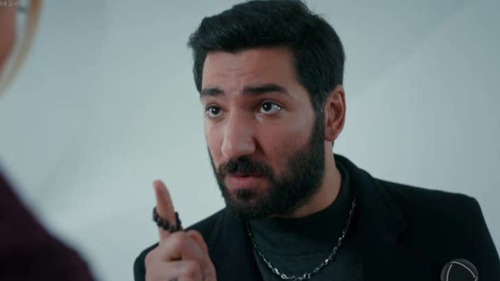 (Foto: Record TV/Mãe) Foto em Mãe: Cengiz sequestra Melek por dinheiro