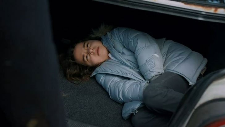 (Foto: Record TV/Mãe) Foto em Mãe: Cengiz engana a polícia e esconde Melek no porta-malas