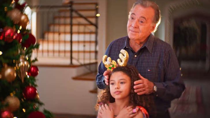 Foto em Dona de Mim: Abel ‘aparece’ e festeja com cada membro da família