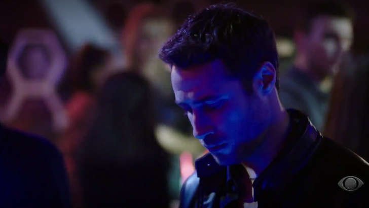 Foto em Cruel Istambul: Cemre cuida de Cenk bêbado