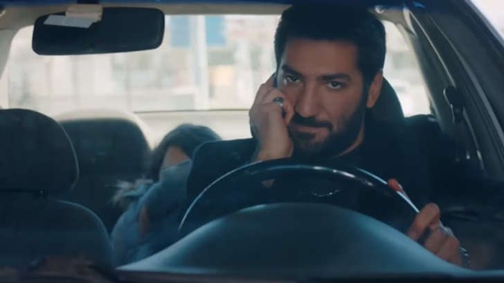 Foto em Mãe: Cengiz sofre acidente com Melek no carro