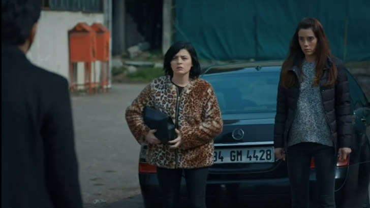 Foto em Mãe: Zeynep decide pagar pagar a Cengiz o resgate de Melek
